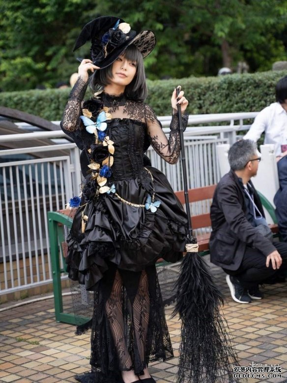 日本美女主播宇垣美里现身池袋Cos活动 黑魔女现场效果满满